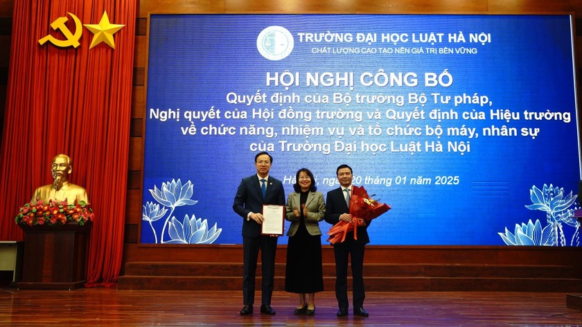 Trường Đại học Luật Hà Nội: Công bố các Quyết định về tổ chức bộ máy và nhân sự sau sắp xếp